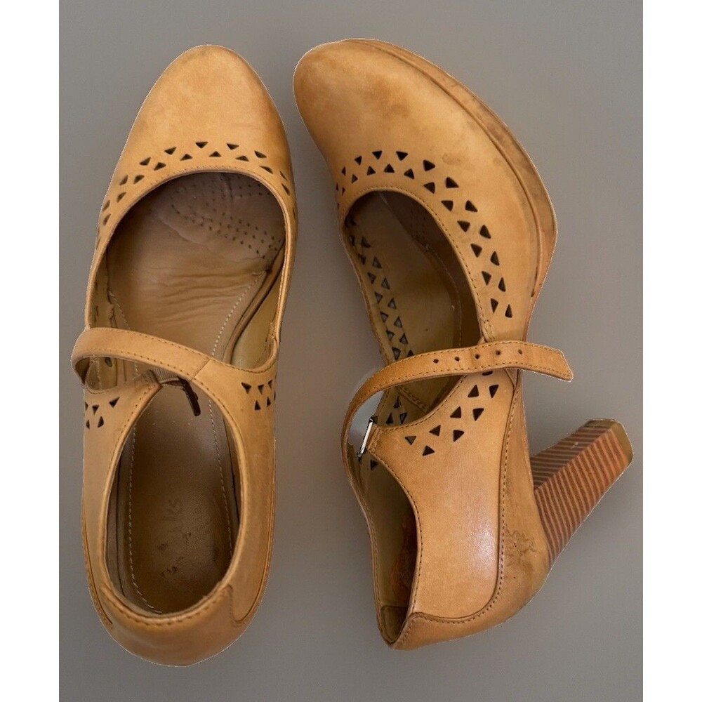 Clarks Artisan Tan Leather Cutout Mary Jane Block Heels Women Sz 9